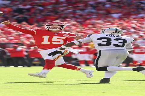 Patrick Mahomes’ trick play in Chiefs’ blowout win stuns Tony Romo: ‘He was faking it!’