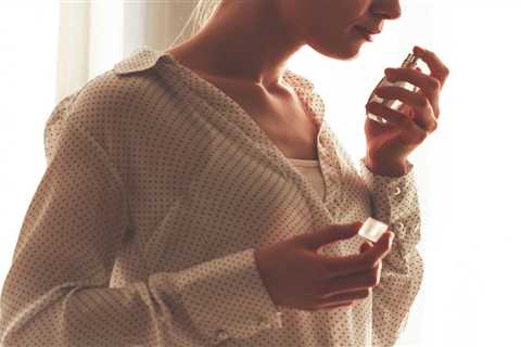 Frame Your Scent, Frame Your Style: How Fragrance Becomes a Fashion Accessory