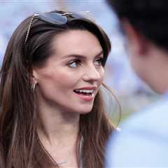 Jordon Hudson responds to ‘banned’ rumors with statement necklace at Bill Belichick’s UNC game