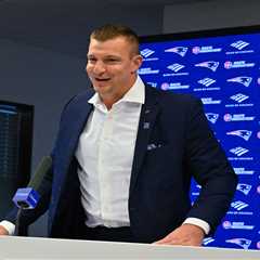 Robert Kraft tries to entice Rob Gronkowski to suit up against Jets at Patriots retirement ceremony