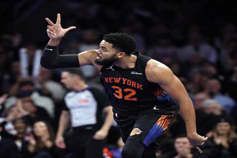 Karl-Anthony Towns, Landry Shamet power Jalen Brunson-less Knicks past Heat with masterful gems