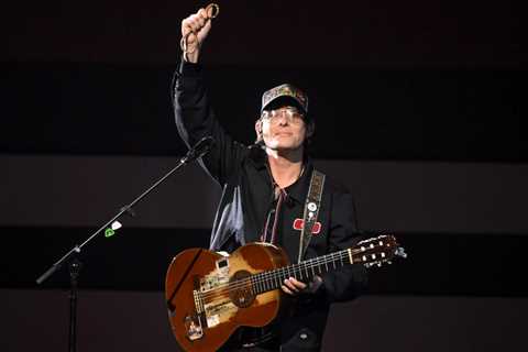 Stephen Wilson Jr. Captivates CMA Awards With ‘Stand By Me’ Cover: ‘It’s Been Haunting Me My..