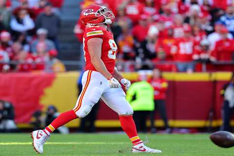 Tony Romo slams Travis Kelce penalty as ‘worst call I’ve seen all year’