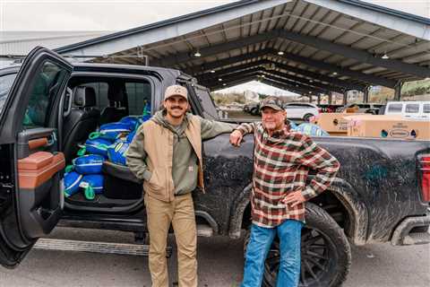 Tucker Wetmore Buys More Than 100 Turkeys for Nashville Families in Need This Thanksgiving