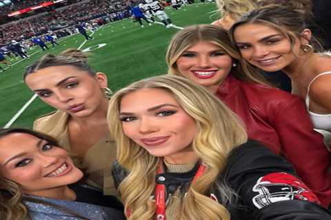 Chiefs heiress Gracie Hunt and Cavinder twins pose for sideline selfie in new post from Cowboys..