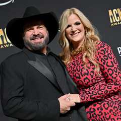 Garth Brooks Joins Trisha Yearwood for Special Performance on Their 20th Wedding Anniversary:..
