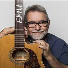 John Williamson Pays Tribute to Bondi Beach Shooting Victims With Emotional ‘True Blue’ Performance