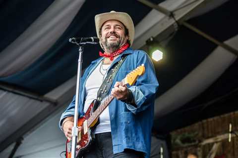 The Mavericks Lead Singer Raul Malo Dead at 60 After Cancer Battle