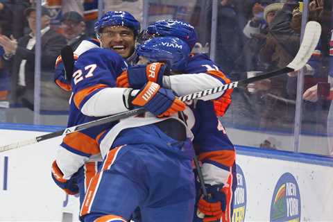 Islanders’ impressive win over Ducks marred by Bo Horvat’s injury