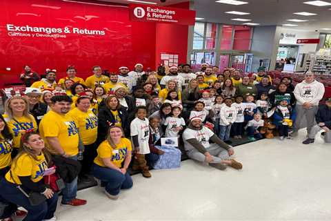 Giants’ Jermaine Eluemunor gets gift of perspective at holiday charity event