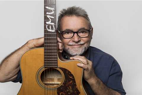 John Williamson Pays Tribute to Bondi Beach Shooting Victims With Emotional ‘True Blue’ Performance