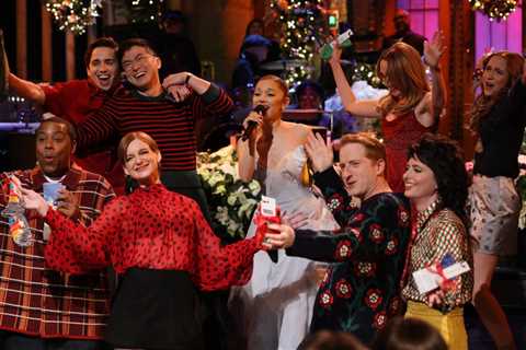Ariana Grande Spoofs Mariah Carey’s ‘All I Want for Christmas Is You’ in ‘SNL’ Monologue: Watch