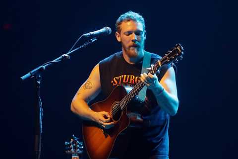 Matt Maeson’s ‘Downstairs’ Steps to No. 1 on Alternative Airplay Chart