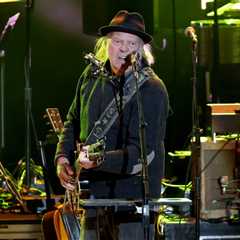 Neil Young Blasts Apple CEO Tim Cook, Verizon & T-Mobile for ‘Backing the Fascist Trump Regime’