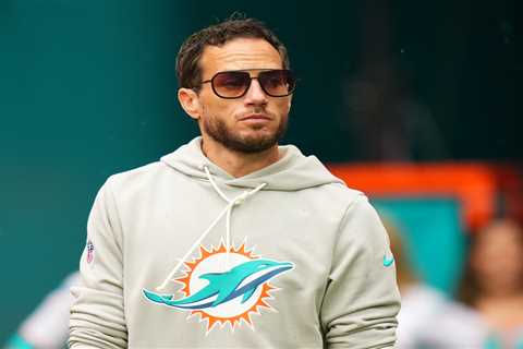 Mike McDaniel backs out of Bills head coach interview in stunning reversal