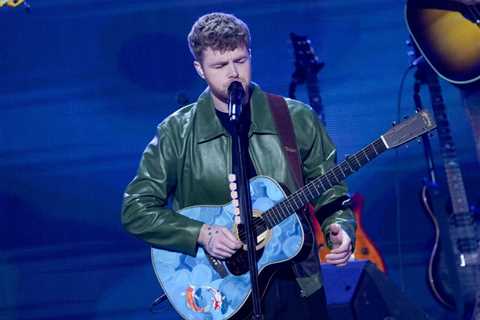 Alex Warren’s ‘Ordinary’ Reigns on Top Gabb Music Songs Chart for a Second Month