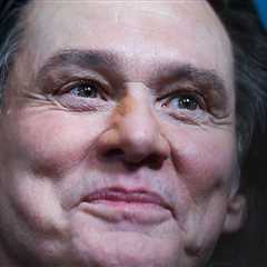 Jim Carrey's Awards Show Appearance Has People Joking He's Been Cloned