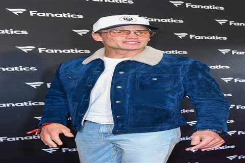 Tom Brady, Alix Earle spotted getting cozy on dance floor at Super Bowl party