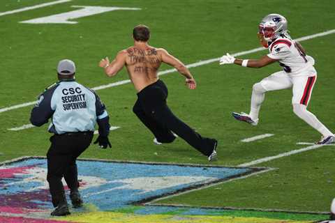 Streaker runs onto field as Patriots’ Kyle Williams gives chase in wild Super Bowl 2026 scene