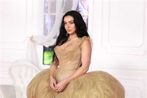 Charli XCX Reacts to Dave Grohl’s ‘Apple’ Dance on ‘The Graham Norton Show’