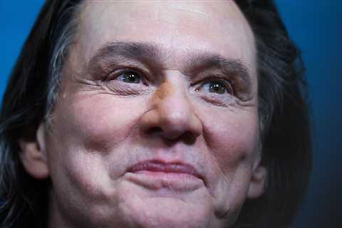 Jim Carrey's Awards Show Appearance Has People Joking He's Been Cloned