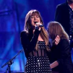 Kelly Clarkson Says ‘American Idol’ Never Gave Her the Car She Was Promised for Winning — ‘And I..