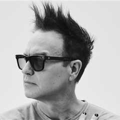 ‘Extremely EMOtional’: Watch Amy Shark Join Mark Hoppus on Stage In Australia to Perform ‘Dammit’