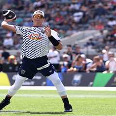 Tom Brady proves he can still sling it in Fanatics Flag Football Classic