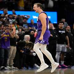 Lakers’ Luke Kennard bursts out of shadows in big way, saves winning streak