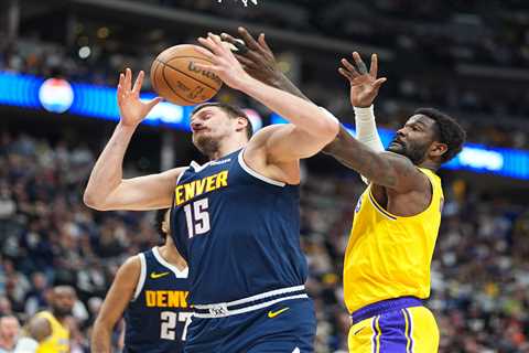 Lakers’ Deandre Ayton leaves game against Nuggets with knee injury