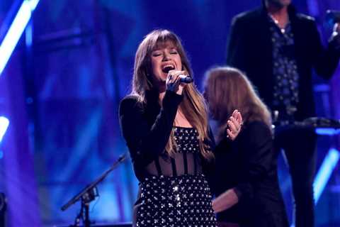 Kelly Clarkson Says ‘American Idol’ Never Gave Her the Car She Was Promised for Winning — ‘And I..