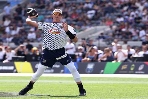 Tom Brady proves he can still sling it in Fanatics Flag Football Classic