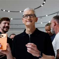 Tim Cook Stepping Down as Apple CEO