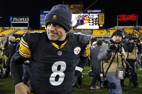 Steelers make ‘rare’ Aaron Rodgers move as they wait for return decision