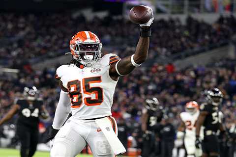 Chargers add former Pro Bowl tight end David Njoku to pair with Justin Herbert