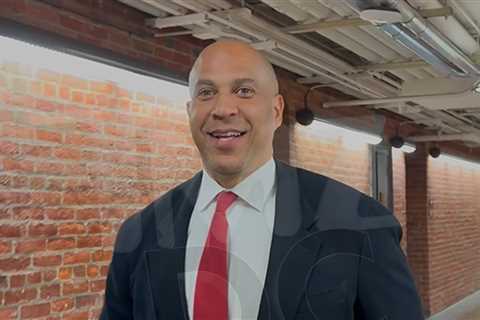 Sen. Cory Booker Watches Capitol PD Rip TMZ DC Over Security Mistake
