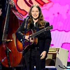 Billy Strings Returns to Stage After Breaking His Leg With Surprise Primus Cameo in Detroit