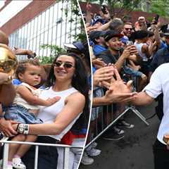 Jalen Brunson lifts Larry O’Brien trophy alongside wife, daughter at Knicks parade