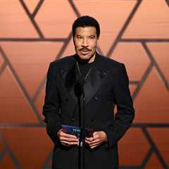 Lionel Richie Postpones 2 Shows Under Doctor’s Orders After Suffering Dizzy Spell on Stage