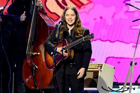 Billy Strings Returns to Stage After Breaking His Leg With Surprise Primus Cameo in Detroit