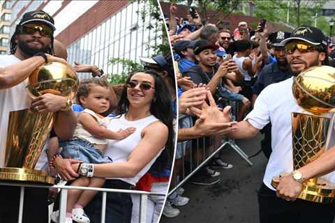 Jalen Brunson lifts Larry O’Brien trophy alongside wife, daughter at Knicks parade