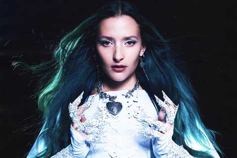 Alt-Pop Breakout Artist Au/Ra on Taking Back Control of Her Career: ‘My Fingerprints Are..