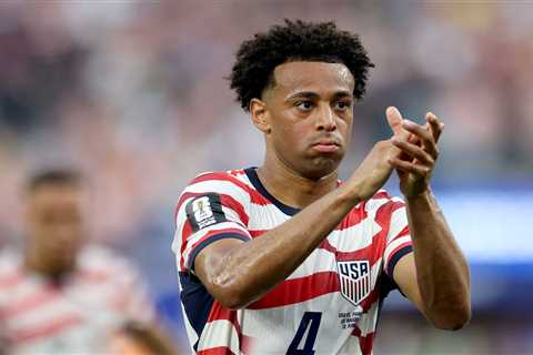 USA’s Mauricio Pochettino, Lakers’ JJ Redick swap jerseys before World Cup game