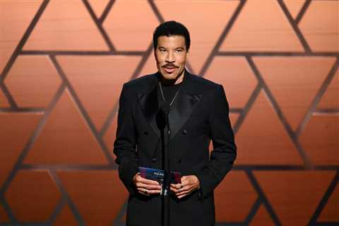 Lionel Richie Postpones 2 Shows Under Doctor’s Orders After Suffering Dizzy Spell on Stage