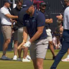 Wyndham Clark bizarrely using wooden coat hanger to warm up at British Open