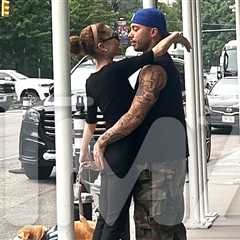 Ariana Grande's BF Ricky Alvarez Grabs Singer's Butt For NYC PDA Session