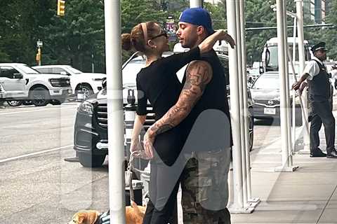 Ariana Grande's BF Ricky Alvarez Grabs Singer's Butt For NYC PDA Session