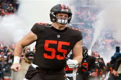 Ravens signing ex-Browns center Ethan Pocic to compete for starting job