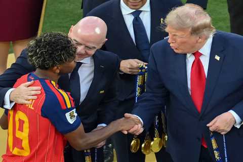 Trump hands out medals to World Cup champion Spain, crashes La Roja’s trophy lift photo
