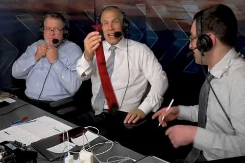 John Kruk ‘can’t get this dang button buttoned’ in wardrobe fiasco during Yankees-Phillies broadcast